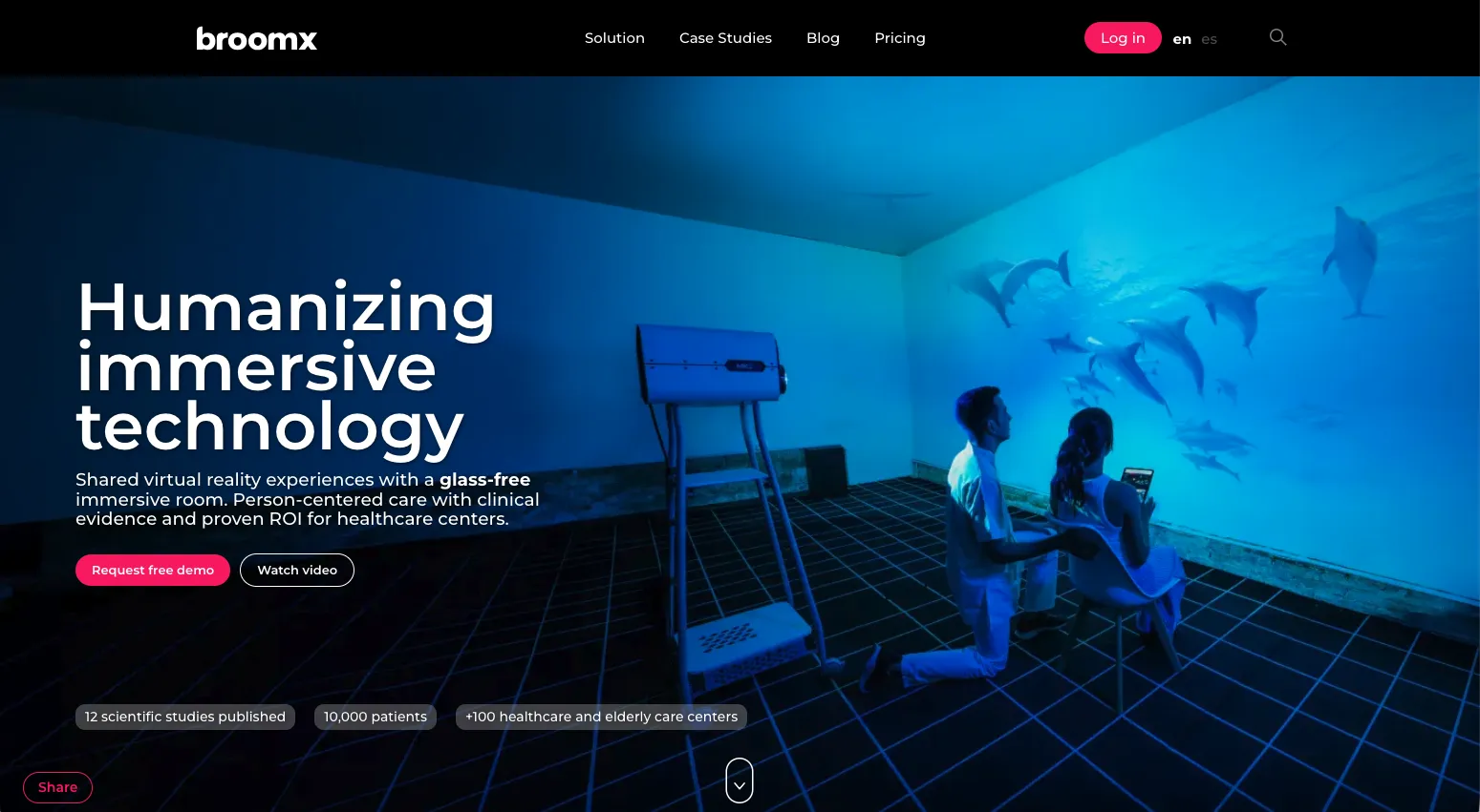 Web de Broomx: sala inmersiva sin gafas con delfines proyectados en las paredes